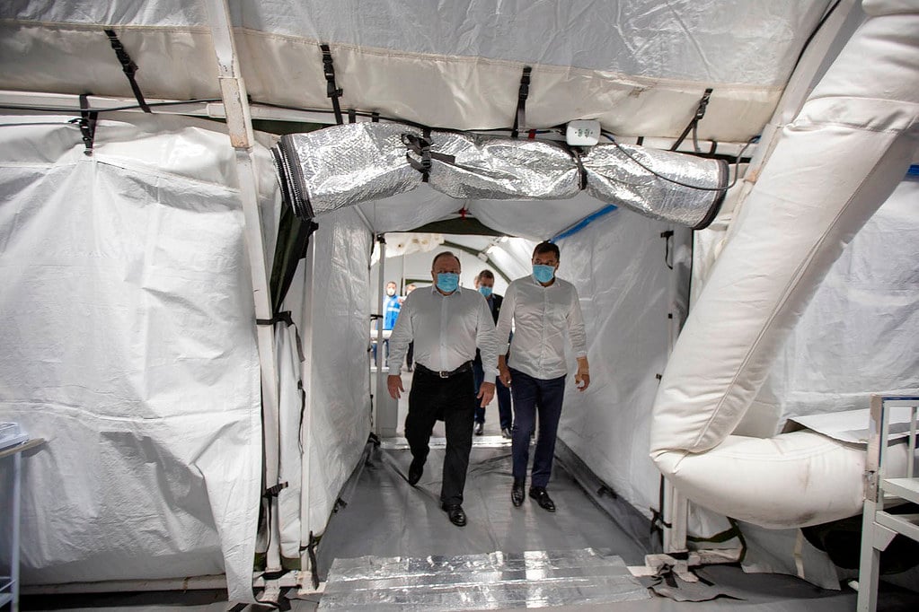 Pazuello e Wilson Lima em visita a hospital de campanha em Manaus. Foto do Ministério da Saúde não traduz a tragédia enfrentada pela capital [fotografo] Ministério da Saúde/Divulgação[/fotografo]