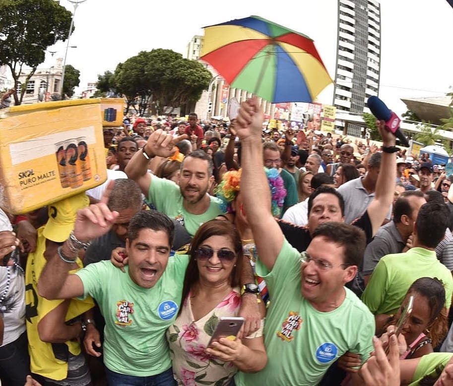 O agora ministro da Cidadania, João Roma (DEM), comemora o carnaval junto ao ex-prefeito de Salvador e presidente nacional do DEM, ACM Neto, à esquerda. A foto é de 2020 [fotografo]João Roma Neto via Instagram[/fotografo]