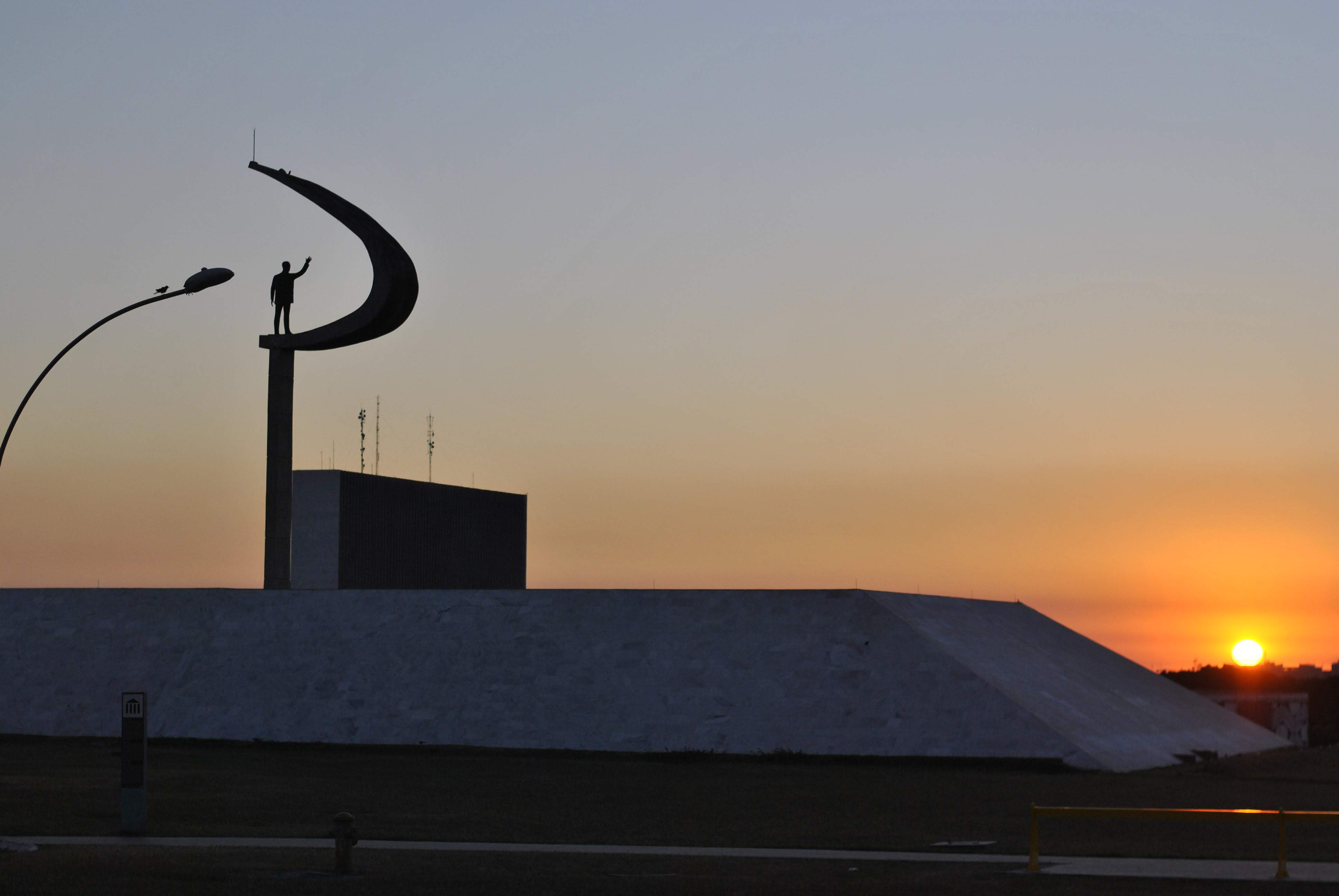 Monumento a Juscelino Kubitschek, em Brasília. Ao fundo, o Palácio dos Buritis, sede do governo do Distrito Federal [fotografo]Guilherme Mendes/Congresso em Foco[/fotografo]