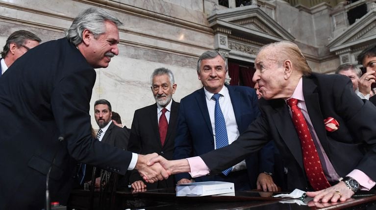 Alberto Fernández, atual presidente argentino, cumprimenta Carlos Memem [fotografo] Reprodução [/fotografo]