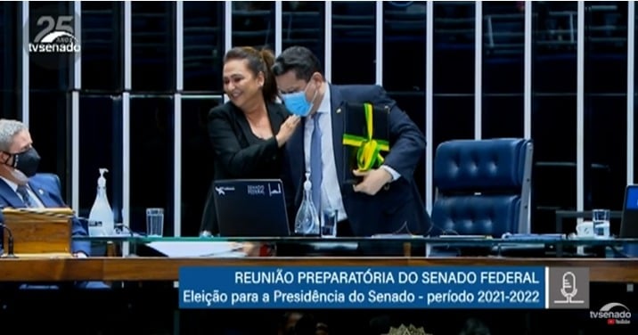 Senadora Katia Abreu devolve a Davi Alcolumbre pasta roubada nas eleições de 2019. [fotografo] Reprodução/TV Senado [/fotografo}
