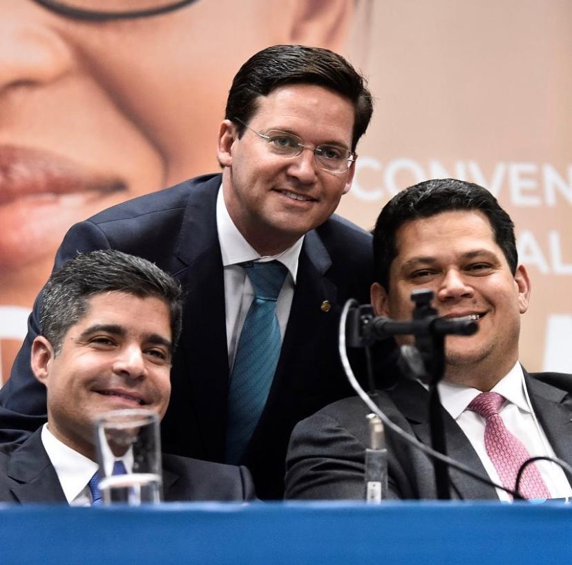 ACM Neto, João Roma e Davi Alcolumbre na convenção do Democratas em 2019. Neto tenta evitar que Roma assuma ministério no governo Bolsonaro.  [fotografo] Reprodução / Instagram / João Roma [/fotografo].