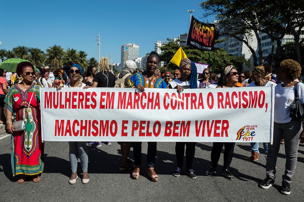 Há muito trabalho construído e desenvolvido pelas mulheres negras, abafado estrategicamente pela violência política de gênero e raça a que são expostas. [fotografo] Mariana Maiara [/fotografo].