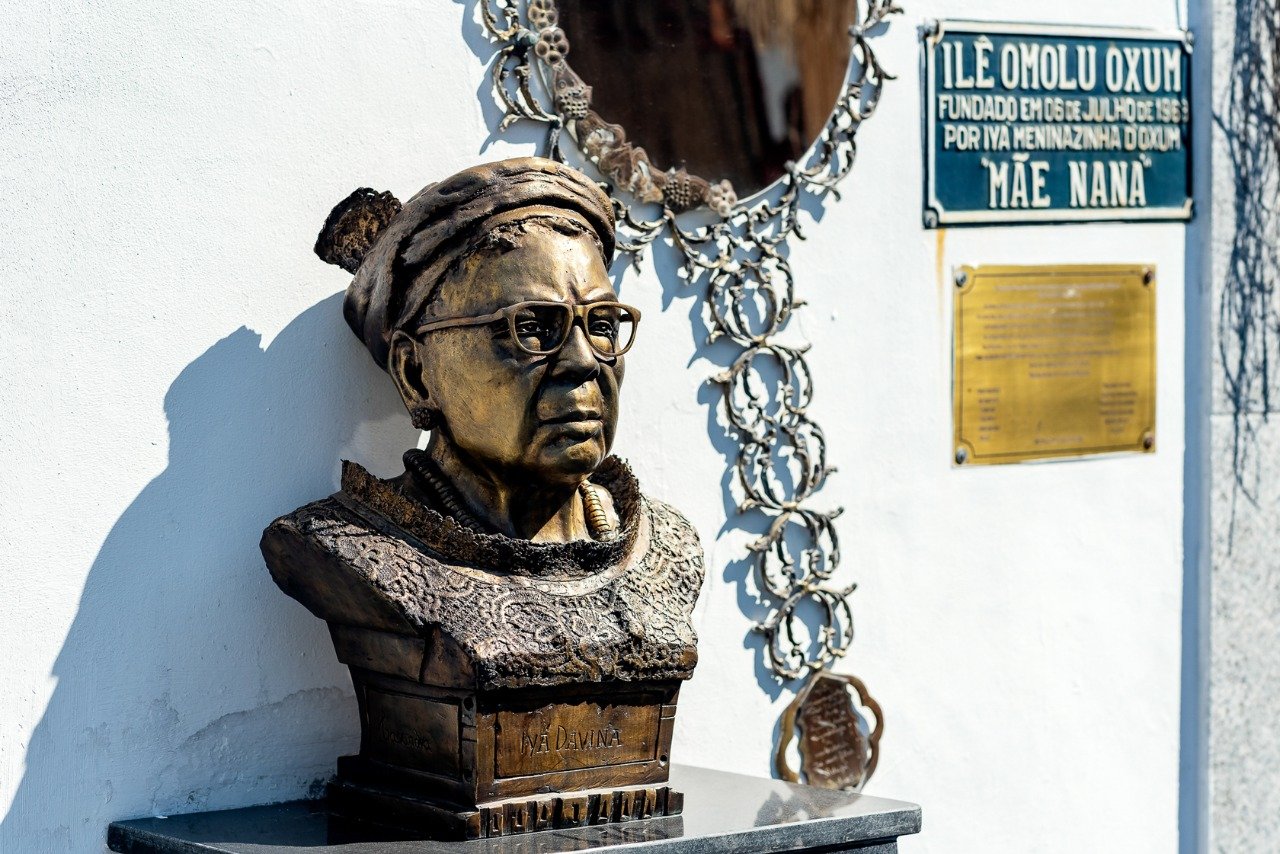 Busto em homenagem a Ìyá Davina que iniciou a Iyalorixá Meninazinha de Oxum do Ilê Omolu e Oxum [fotografo]Mariana Maiara/Arquivo pessoal[/fotografo]