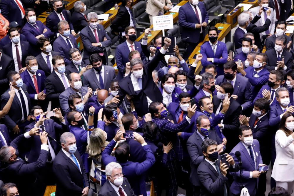 Arthur Lira, carregado pelos seus pares após a vitória. Foto: Cleia Viana/Câmara dos Deputados