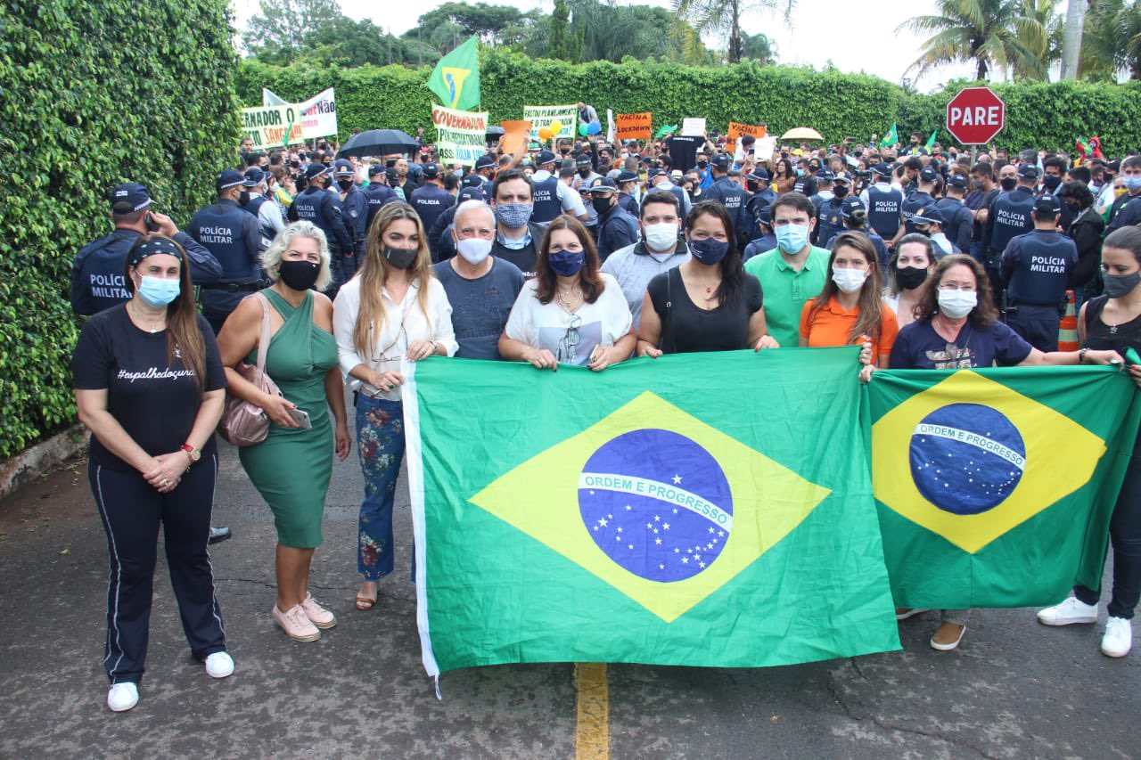 Manifestação na porta da casa de Ibaneis Rocha, governador do DF. A deputada Bia Kicis (PSL-DF) estava no grupo [fotografo]Bia Kicis via Twitter[/fotografo]