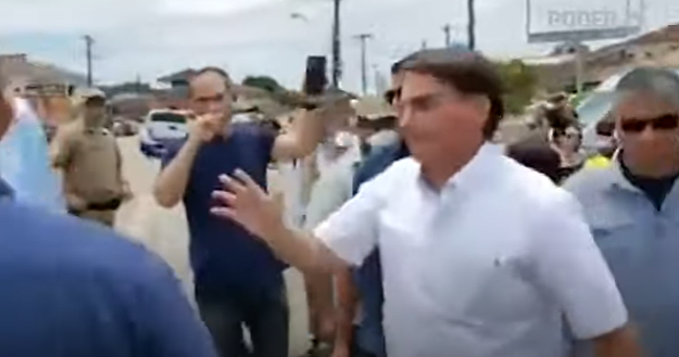 Bolsonaro voltou a circular sem máscara e a causar aglomerações, desta vez no litoral de Santa Catarina[fotografo]Reprodução/Youtube[/fotografo]