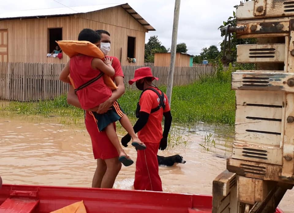 Segundo a CNseg, o Brasil tem 1.942 cidades com pessoas vivendo em áreas propensas a deslizamentos de terra e enchentes. Foto: Corpo de Bombeiros do Acre