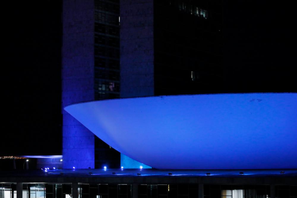 Prédio do Congresso Nacional com iluminação na cor azul em homenagem ao dia do cardiologista. [fotografo]Luis Macedo/Câmara dos Deputados[/fotografo]