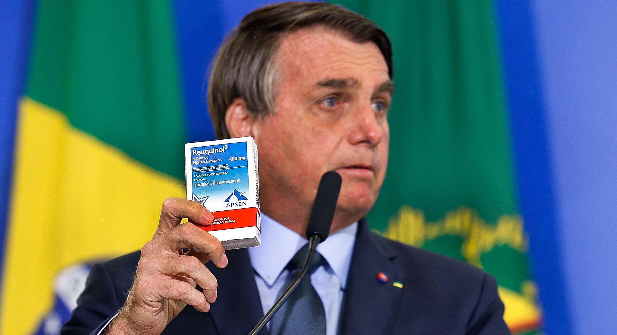 Presidente Jair Bolsonaro mostra uma caixinha de Hidroxicloroquina.  Foto: Carolina Antunes/PR