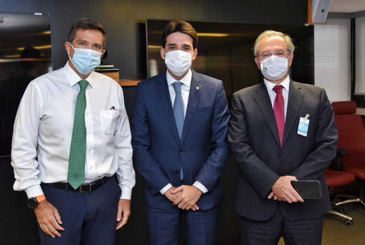 O presidente do BC, Roberto Campos Neto, o relator da autonomia do BC, deputado Silvio Costa Filho, e o ministro da Economia, Paulo Guedes [fotografo] Reprodução / Liderança do Republicanos [/fotografo].