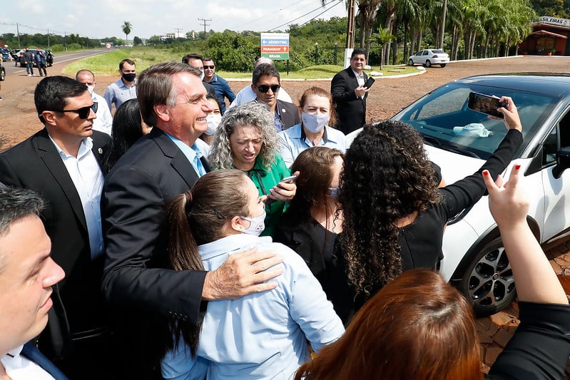 Bolsonaro sem máscara e ignorando o distanciamento social em Foz do Iguaçu em 25 de fevereiro [fotografo]Alan Santos/PR[/fotografo]