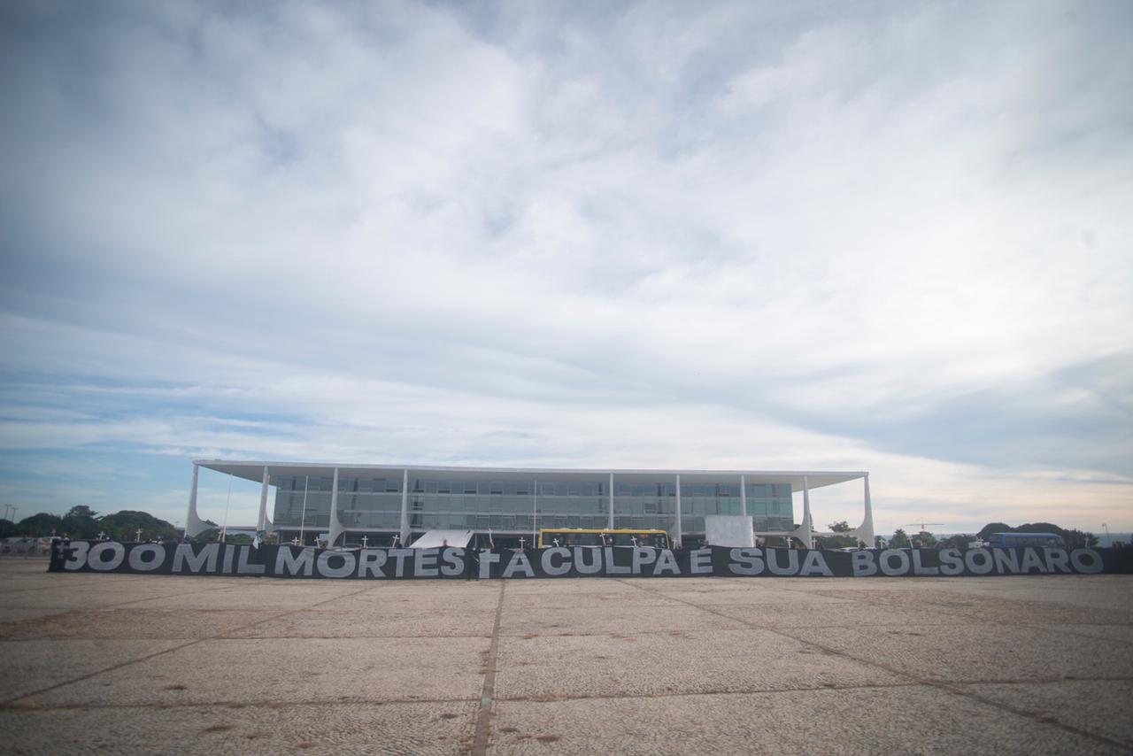 Ato em frente ao Planalto nesta sexta-feira (26) [fotografo] Matheus Alves [/fotografo]