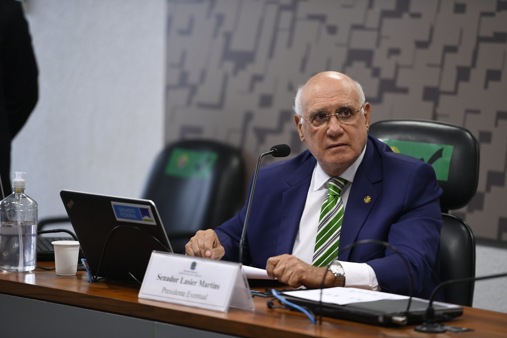 Senador Lasier Martins (Podemos-RS), sem máscara, em sessão de comissão no dia 24 de fevereiro [fotografo]Edilson Rodrigues/Agência Senado[/fotografo]