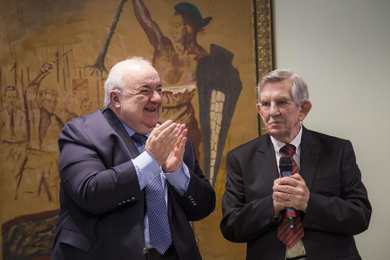 Prefeito de Curitiba, Rafael Greca, entrega título de Cidadão Honorário do Paraná, a Euclides Scalco, em 2019 [Fotografo] Pedro Ribas/SMCS [/fotografo]