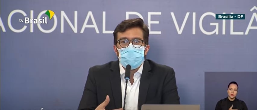 O gerente geral de medicamentos da Anvisa, Gustavo Mendes, disse que a situação da pandemia no país é 