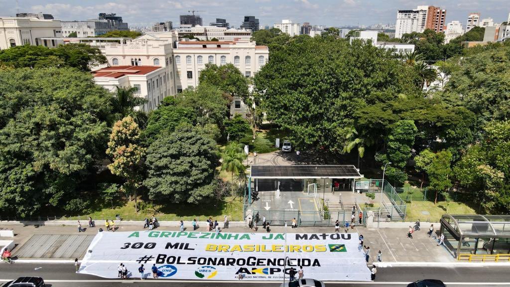 Faixa estendida em protesto pela visita do ministro da Saúde, Marcelo Queiroga [fotografo]Divulgação/UNE [/fotografo]