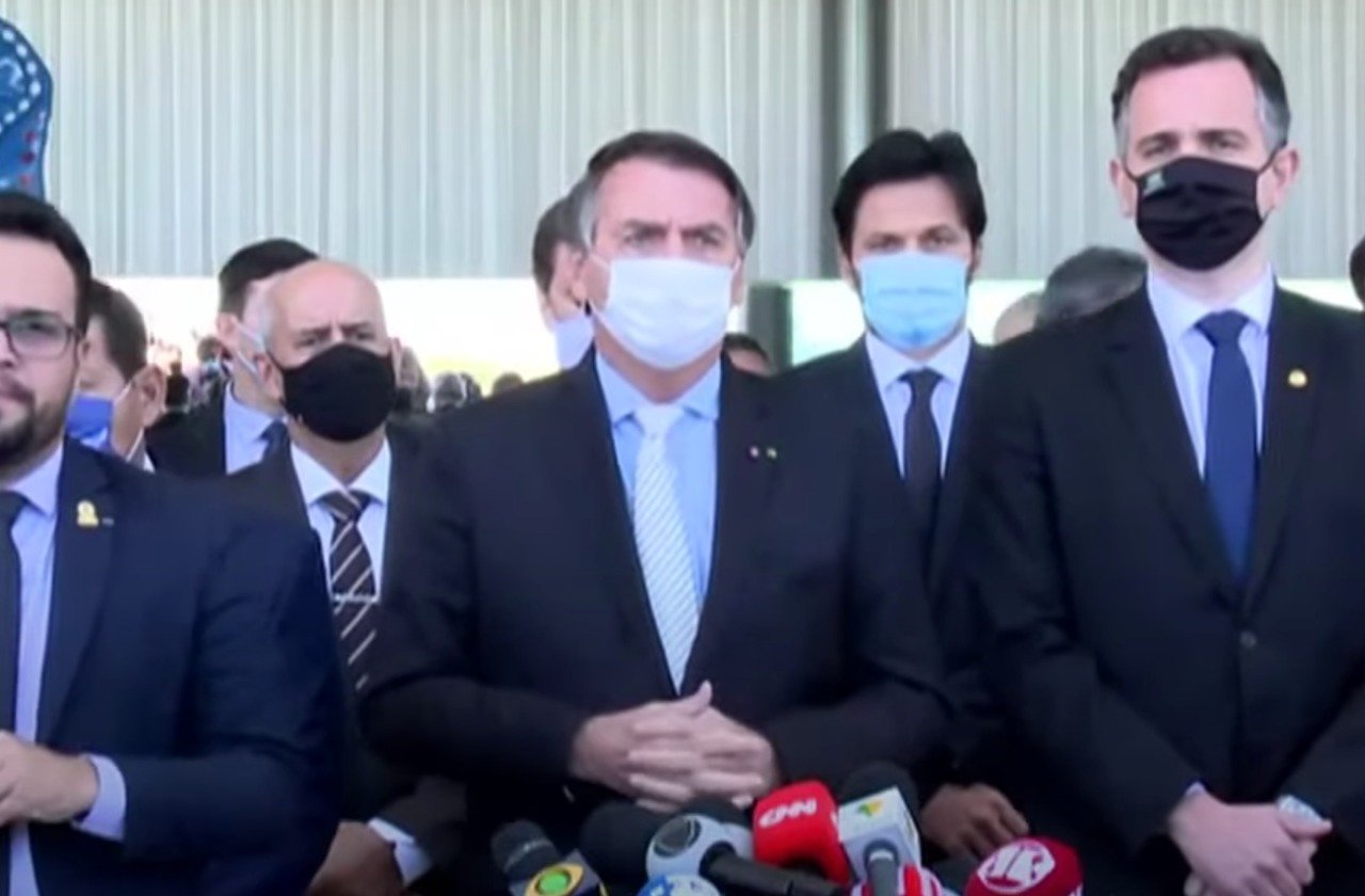 Presidente Jair Bolsonaro usou máscara após reunião no Palácio do Planalto, com membros dos três poderes [fotografo]Reprodução/TV Câmara[/fotografo]