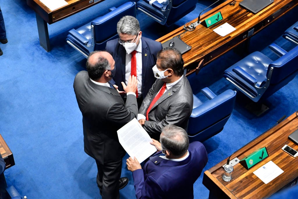 Plenário do Senado Federal durante sessão deliberativa ordinária semipresencial. Na ordem do dia, Proposta de Emenda à Constituição (PEC) 186/2019, que permite a retomada do pagamento do auxílio emergencial às pessoas de baixa renda em razão da pandemia da covid-19 e cria mecanismo de ajuste fiscal para União, estados e municípios. Também está em pauta projeto que institui regras e instrumentos para o Governo Digital e para o aumento da eficiência pública (PL 317/2021). Bancada: senador Alessandro Vieira (Cidadania-SE); senador <a href=