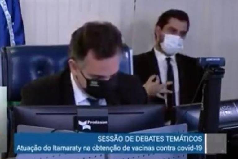 Filipe Martins, assessor de Bolsonaro, ao fundo: cena captada pela TV Senado causou revolta [fotografo]TV Senado[/fotografo]