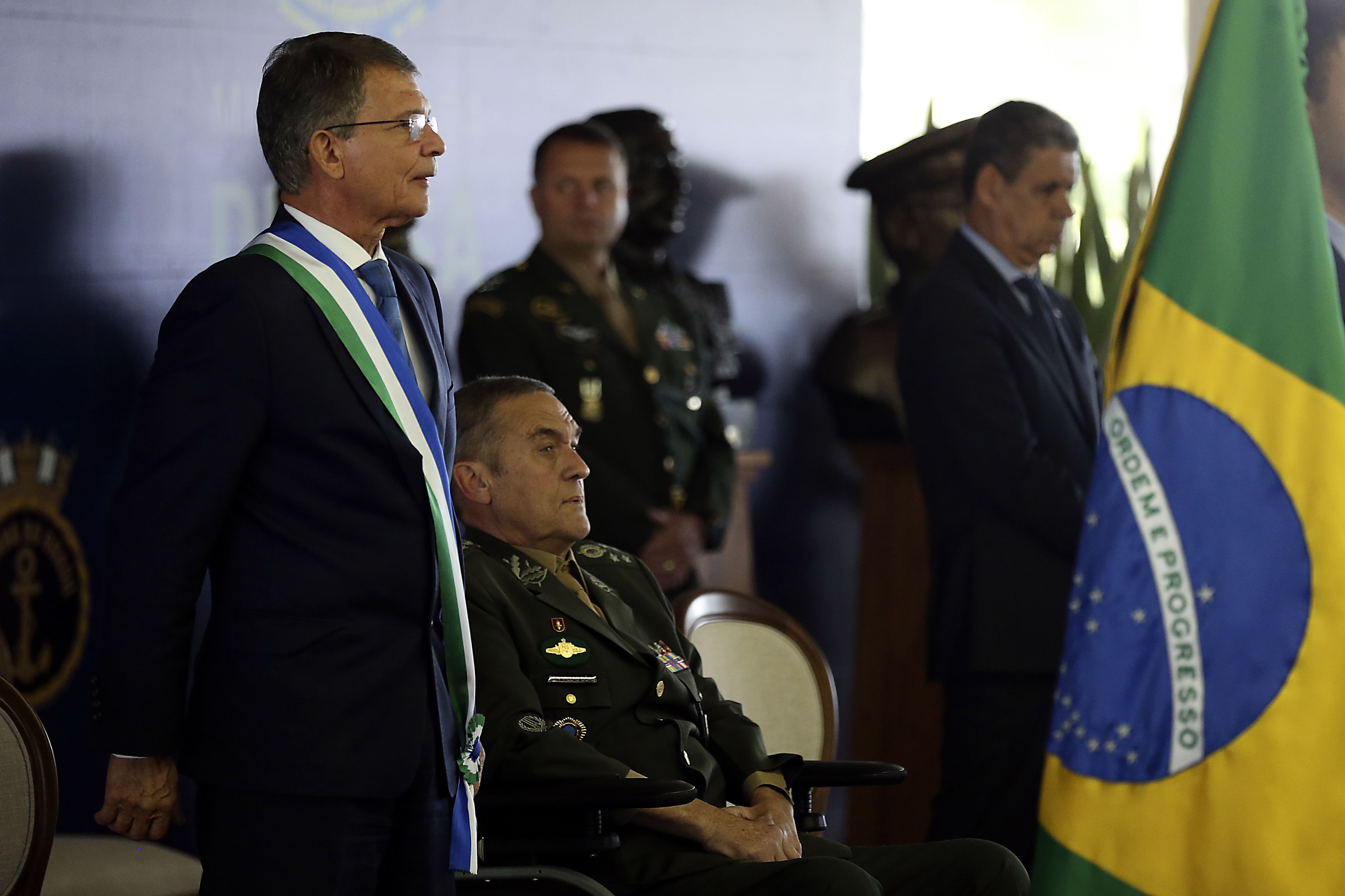 À frente, Joaquim Silva e Luna, indicado para presidir a Petrobras, quando era ministro da Defesa de Michel Temer. Ao seu lado, o então comandante do Exército, general Eduardo Villas Boas[fotografo]José Cruz/ABr[/fotografo]