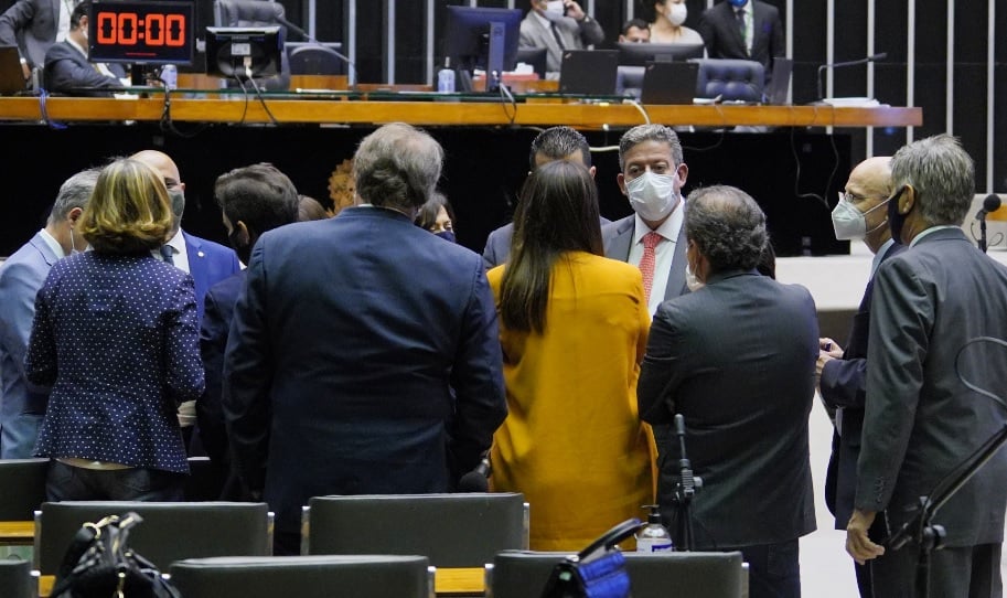 Lira, de máscara, ao centro, conversa com parlamentares em plenário[fotografo]Pablo Valadares/Ag. Câmara[/fotografo]