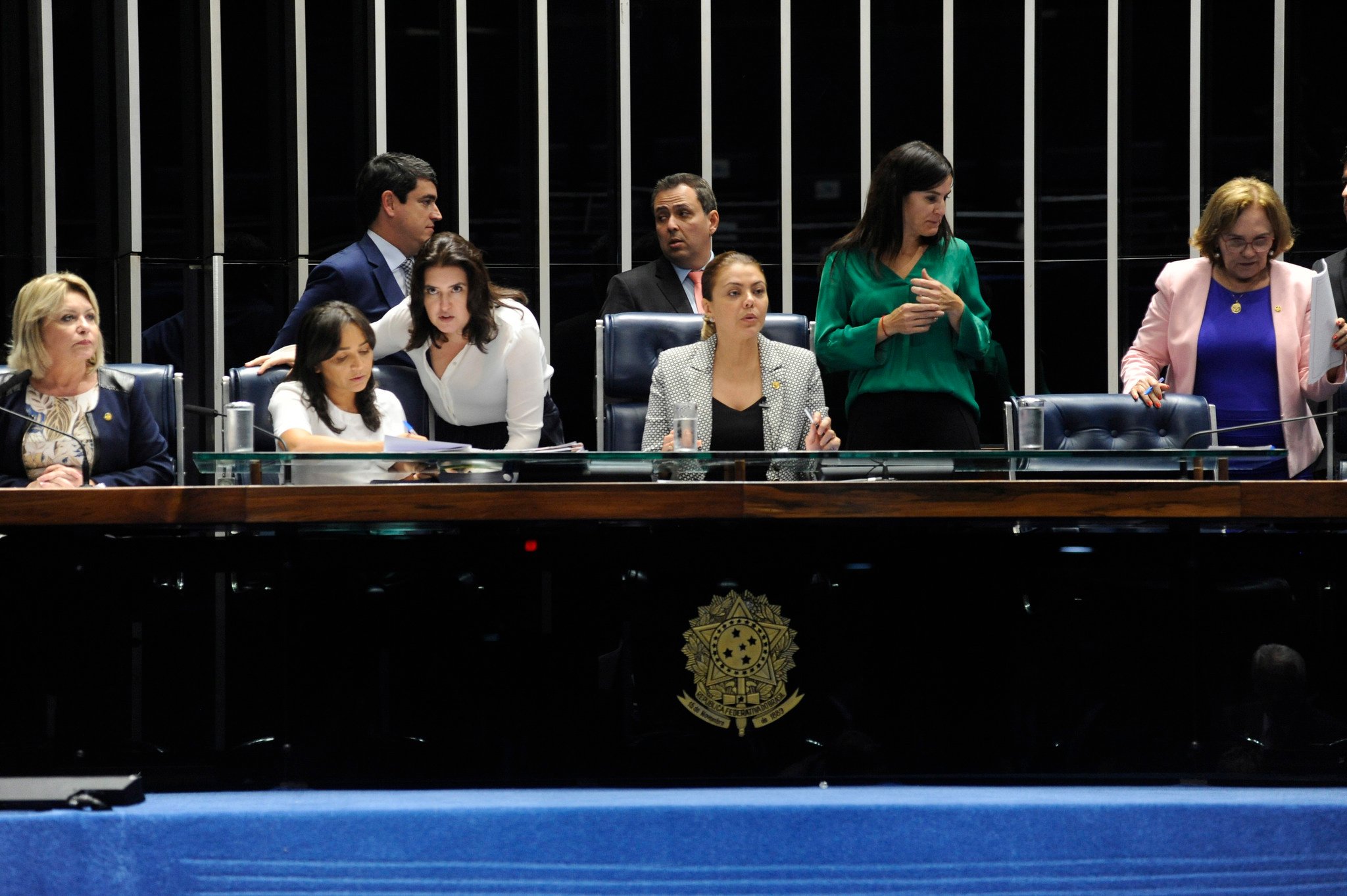 Mesa do Senado é ocupada por senadoras em sessão que analisou propostas relacionadas a direitos das mulheres.
Mesa: Selma Arruda (PSL-MT); Mailza Gomes (PP-AC); Leila Barros (PSB-DF); Zenaide Maia (Pros-RN); Simone Tebet (MDB-MS). [fotografo] Jonas Pereira/Agência Senado[/fotografo]