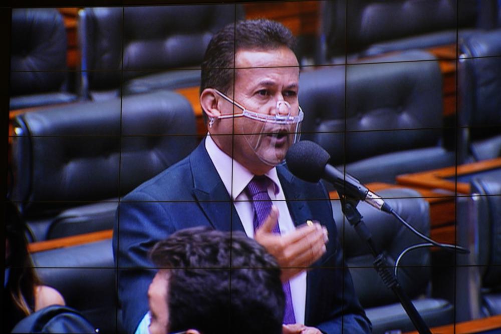 Deputado Neucimar Fraga (PSD - ES) fala na Câmara dos Deputados com máscara de acrílico. A partir de 25/3, modelo estará proibido em aeroportos e voos [fotografo]Pablo Valadares/Câmara dos Deputados[/fotografo]