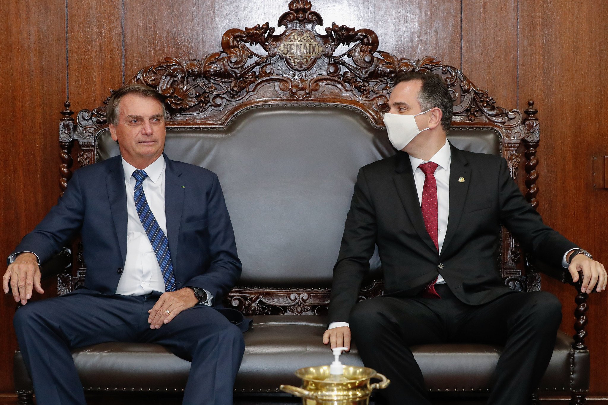 Bolsonaro e Rodrigo Pacheco, durante entrega da Medida Provisória de capitalização da Eletrobras, em 23 de fevereiro [fotografo]Alan Santos/PR[/fotografo]