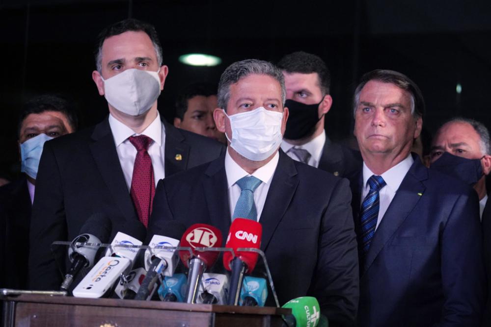 Rodrigo Pacheco, Arthur Lira e Jair Bolsonaro durante entrega simbólica da MP da Eletrobras[fotografo]Pablo Valadares/Ag. Câmara[/fotografo]