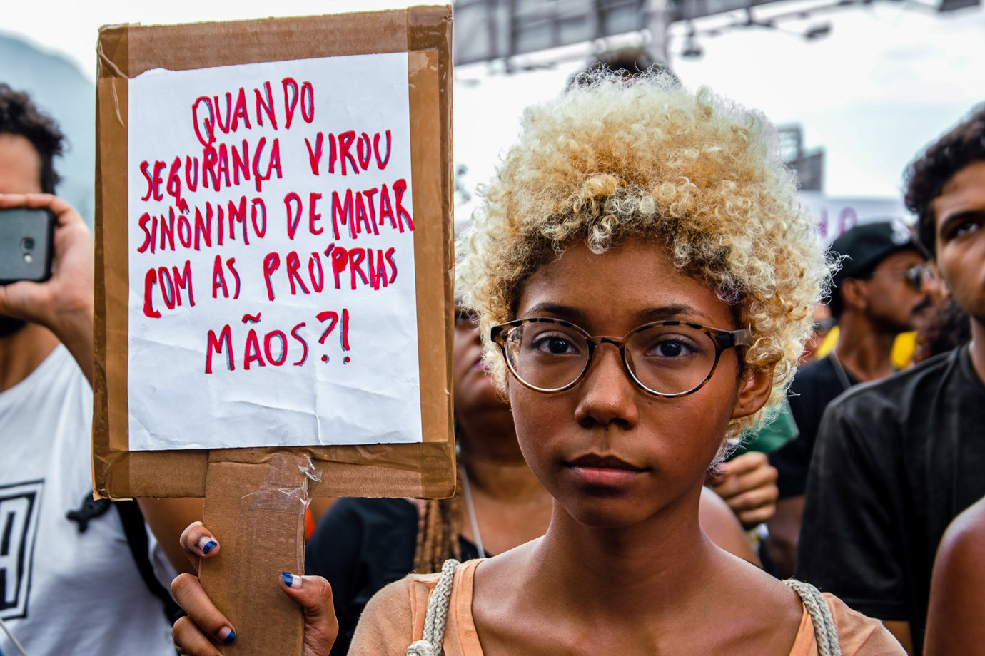 Jovem negra em protesto pela morte de Pedro Gonzaga no supermercado Extra [fotografo]Mariana Maiara[/fotografo]