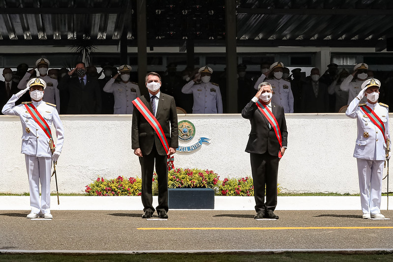 Bolsonaro (o 2º à esquerda) na cerimônia de posse do comandante da Marinha, Almirante de Esquadra Almir Garnier Santos [fotografo]Marcos Corrêa/PR[/fotografo]