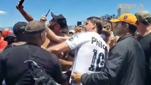 Bolsonaro causa aglomerações em suas férias no litoral paulista [fotografo]Reprodução/Facebook[/fotografo]