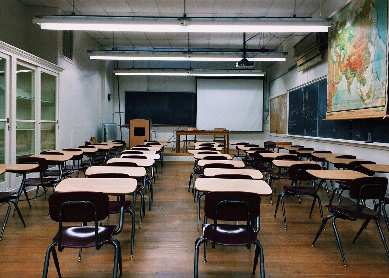 Sala de aula vazia. Foto: Wokandapix (via Pixabay)