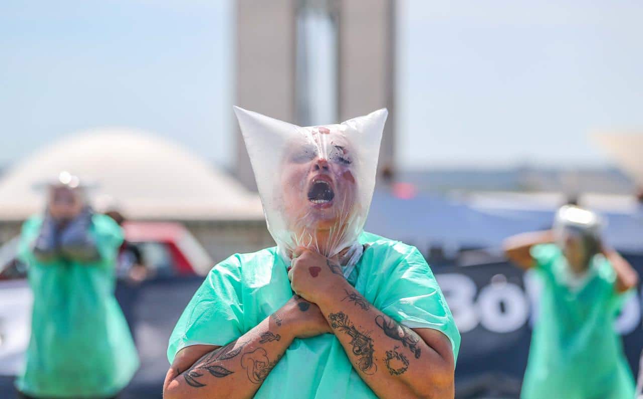 Enquanto pessoas morriam asfixiadas em Manaus, Pazuello tomava uísque. Como diz Mia Couto, o que estará em jogo no domingo é 