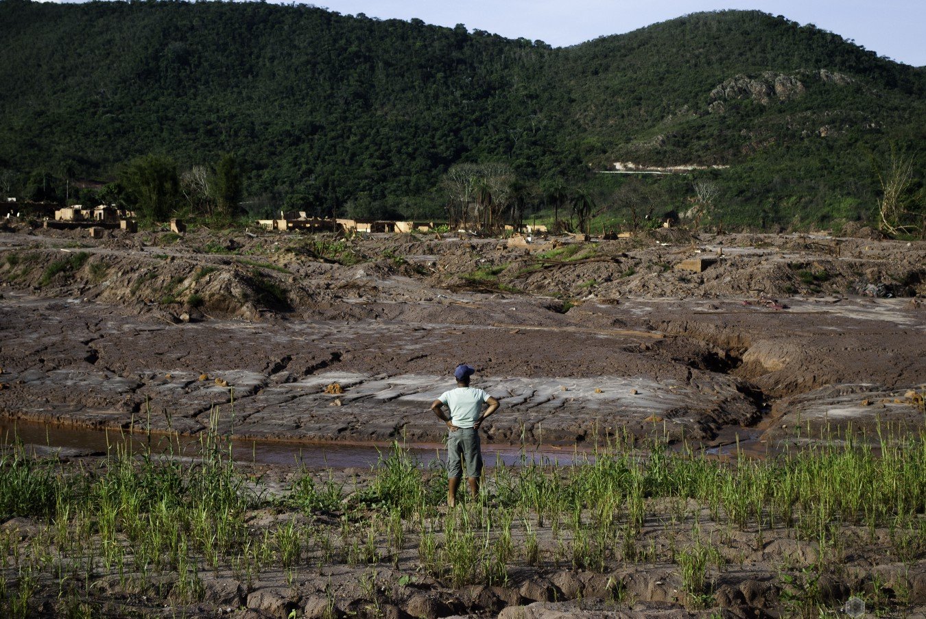 Um ex-morador de Bento Rodrigues, bairro de Mariana varrido pelo rompimento da barragem de Fundão, olha a destruição do local em abril de 2016 [fotografo]Guilherme Mendes[/fotografo]