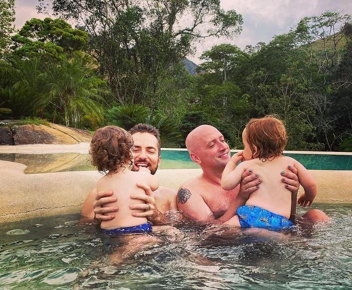 Paulo Gustavo, com o marido Thales Bretas e os dois filhos. [fotografo] Arquivo Pessoal/Instagram[/fotorafo]