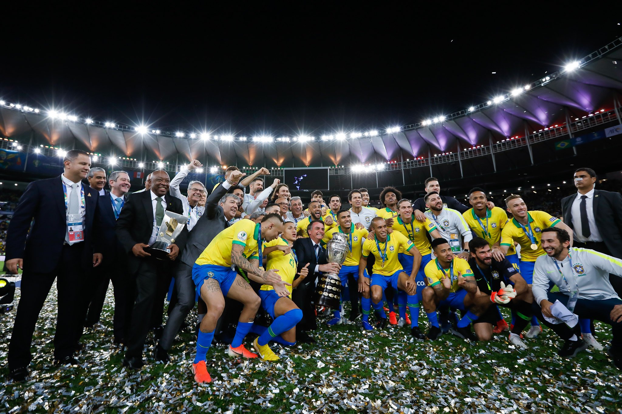 Jair Bolsonaro com a Seleção Brasileira durante comemoração do título de 2019,[fotografo]Carolina Antunes/PR[/fotografo]