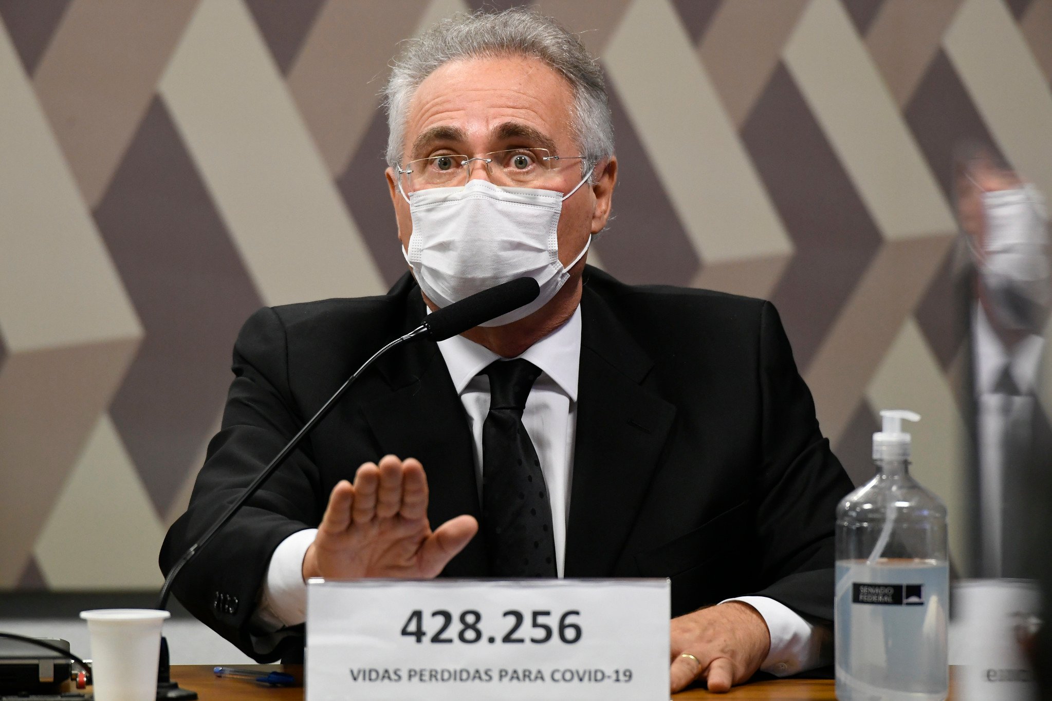 O relator da CPI da Covid, Renan Calheiros (MDB-AL), substituiu placa que normalmente traria seu nome por uma mostrando o número de vítimas da covid até aquele dia [fotografo] Jefferson Rudy/Agência Senado [/fotografo]