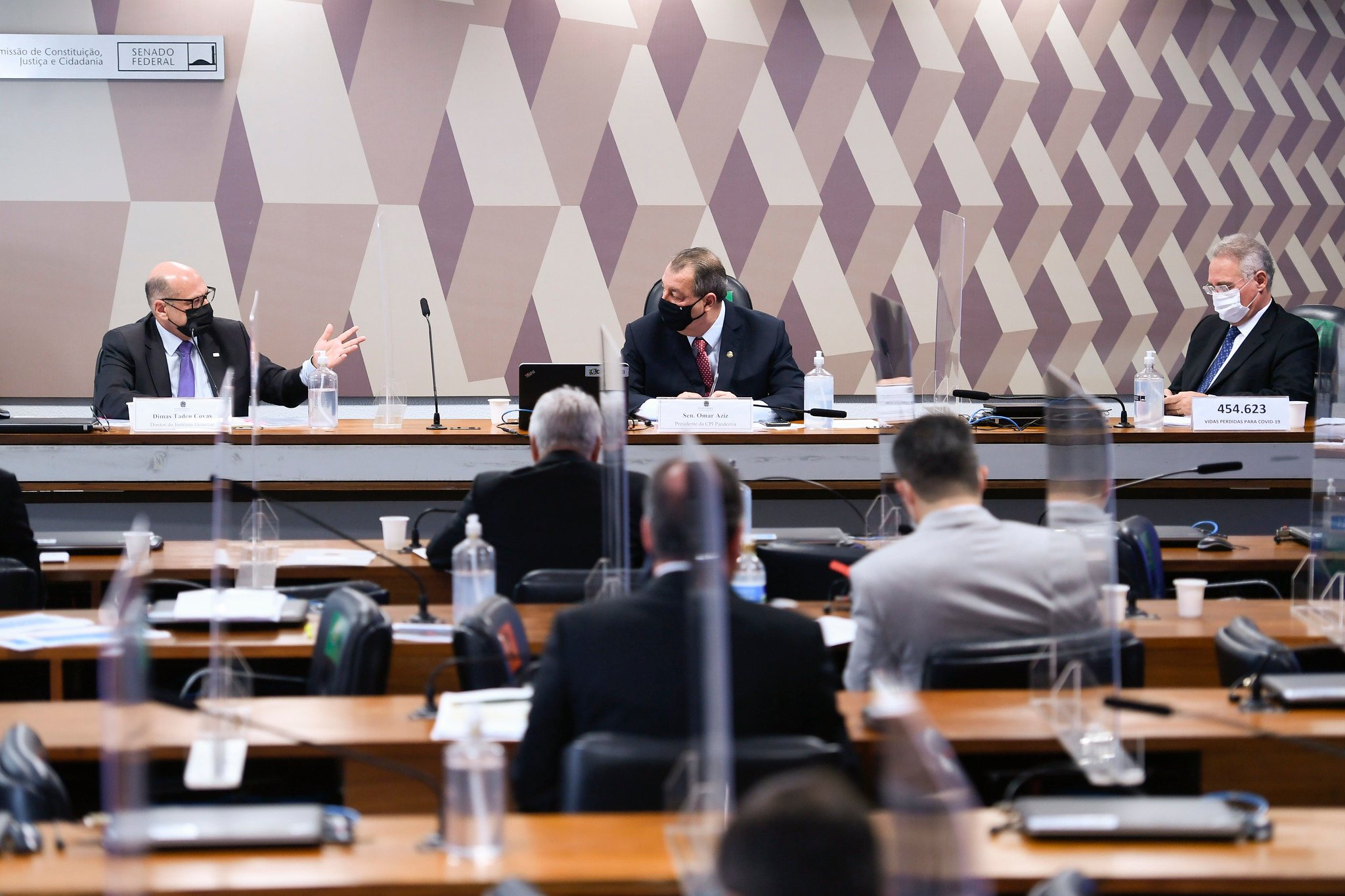 Mesa: diretor do Instituto Butantan, Dimas Covas;
presidente da CPI, senador Omar Aziz (PSD-AM); relator, senador Renan Calheiros (MDB-AL).
[fotografo]Edilson Rodrigues/Agência Senado[/fotografo]