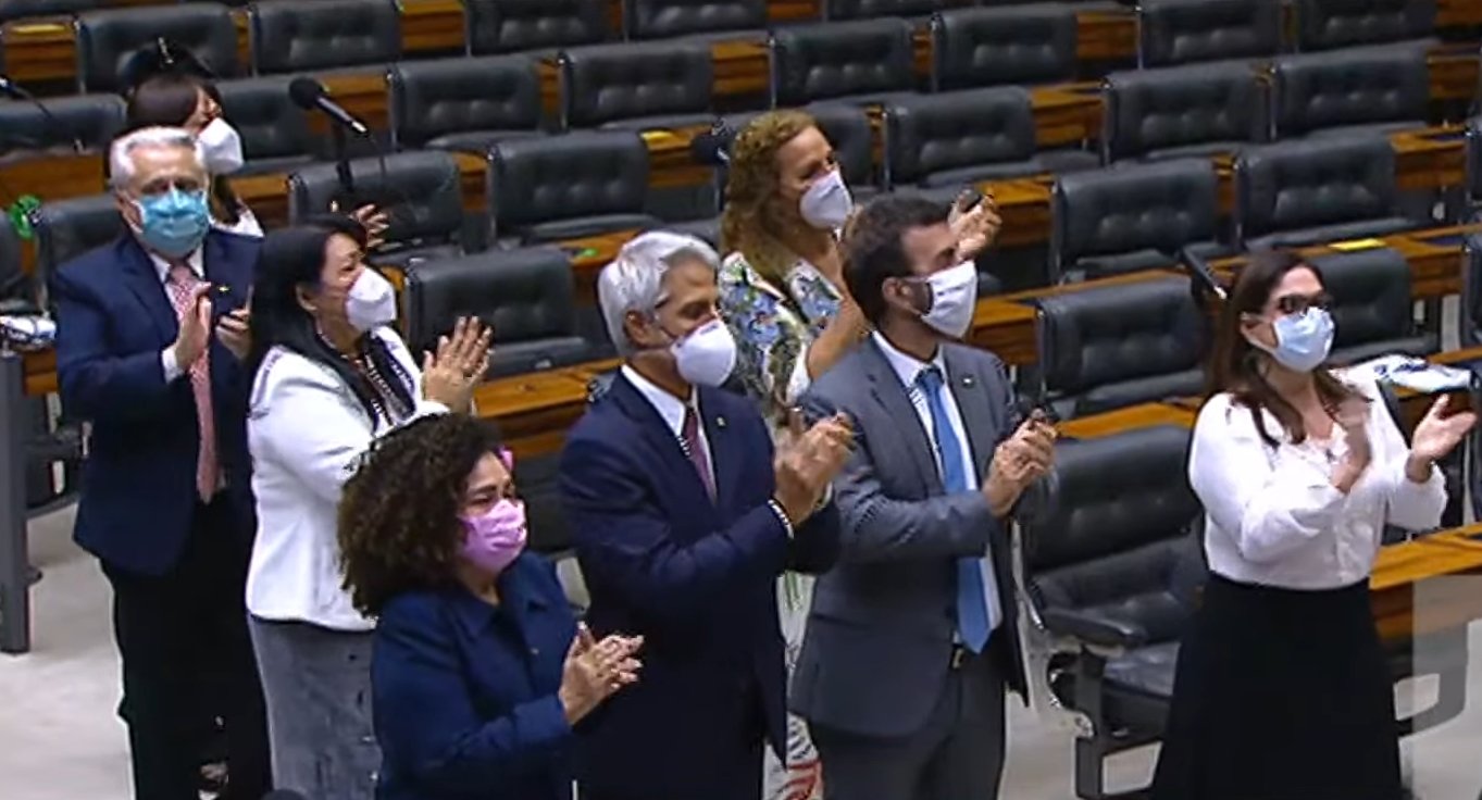 Deputados aplaudem Paulo Gustavo em sessão desta quarta-feira (5) [fotografo] Reprodução TV Câmara [/fotografo]