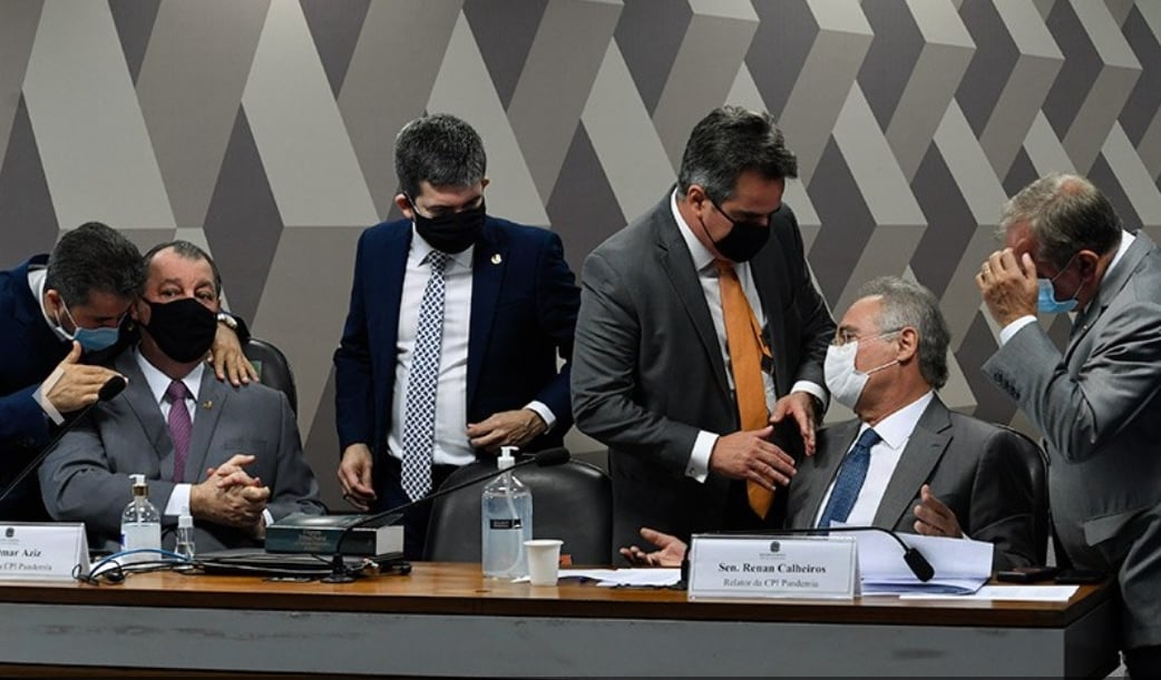 A CPI tem como presidente o senador Omar Aziz (sentado à esq.), e como relator, o senador Renan Calheiros (sentado à direita) [fotografo] Edilson Rodrigues/Agência Senado [/fotografo]
