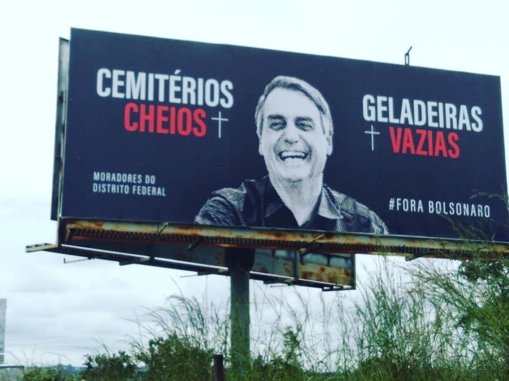 Outdoor contra Bolsonaro é instalado na BR 020. [fotografo] Reprodução/Twitter[/fotografo]