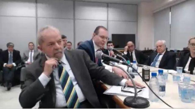 Lula no depoimento a Sergio Moro na Lava Jato. O país vira vítima da briga entre os dois. Foto: Reprodução Youtube [/fotografo]