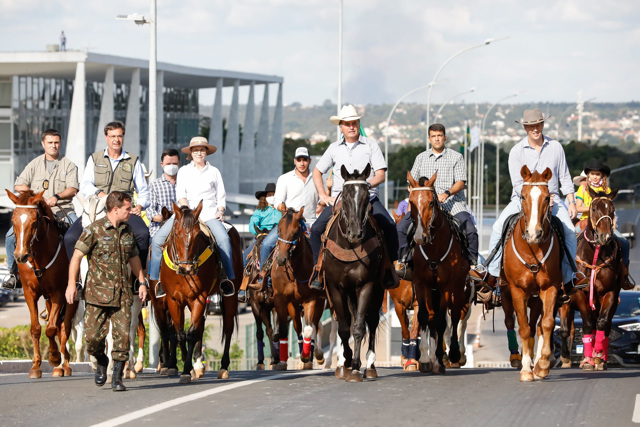 Bolsonaro em manifestação com agropecuaristas no último dia 15 em Brasília, ato com faixas pró-intervenção militar. Foto: Alan Santos PR 