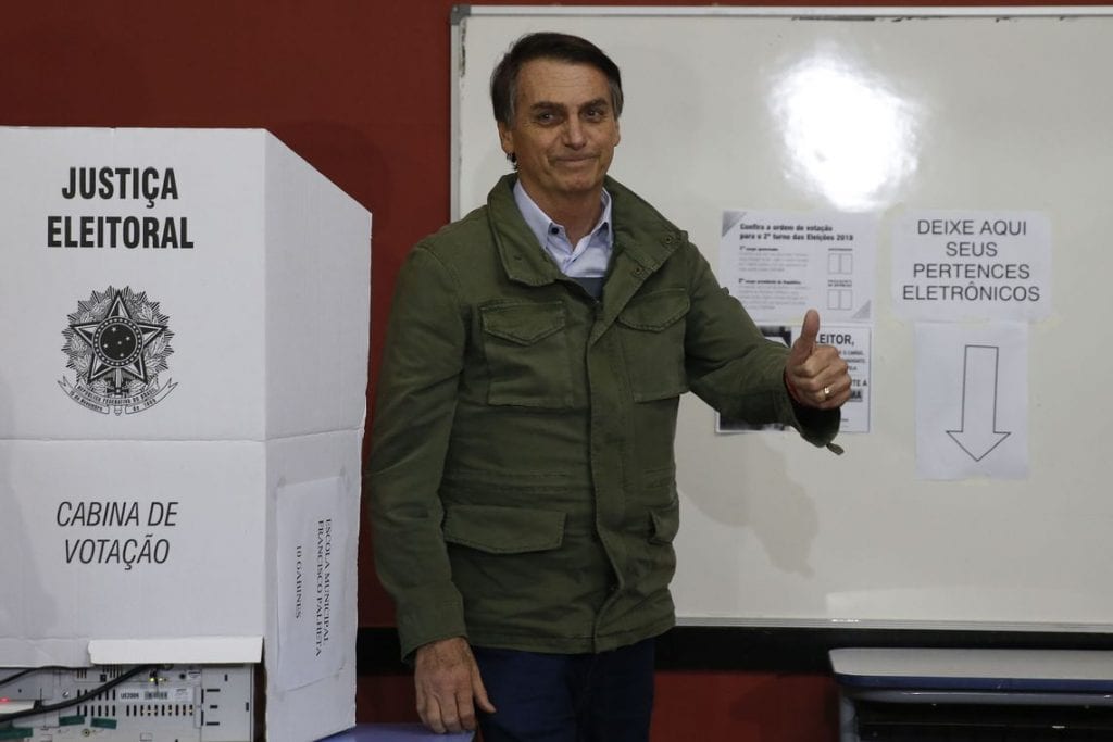 Bolsonaro ao lado da urna eletrônica na votação do segundo turno da eleição presidencial de 2018. Foto: Tania Rego/Agência Brasil