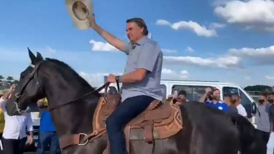 Bolsonaro chega em manifestação a cavalo [fotografo] reprodução/twitter [/fotografo]