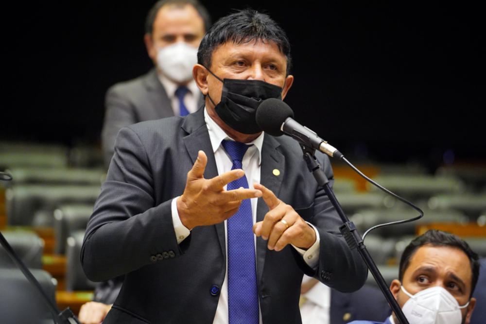 Eder Mauro em pronunciamento na Câmara, na noite dessa quarta-feira, quando discutiu com Fernanda Melchionna[fotografo]Pablo Valadares[/fotografo]