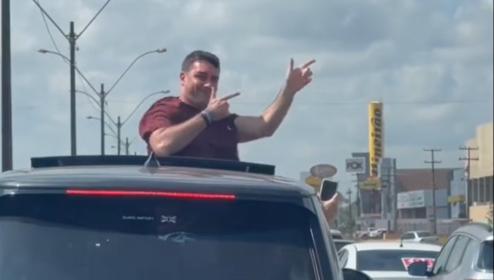 Flávio Bolsonaro fez gesto de arma para manifestantes que pediam impeachment do presidente