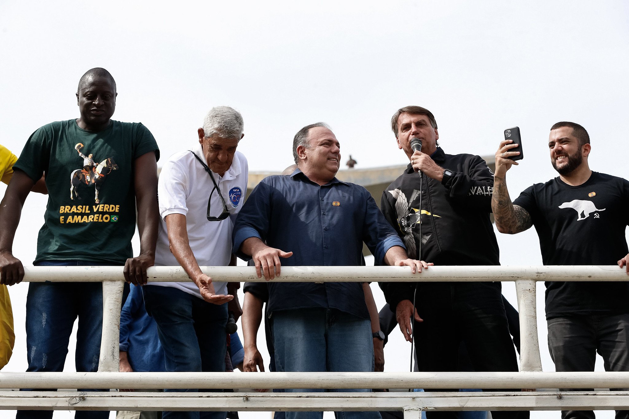 Presidente da República, Jair Bolsonaro, ao lado do ex-ministro Pazuello após passeio de moto no Rio de Janeiro. Foto: Alan Santos/PR